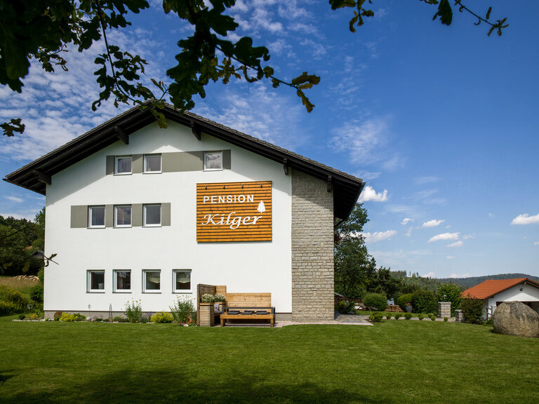 Im Sonnenschein präsentiert sich das moderne Haus der Pension Kilger im Bayerischen Wald.